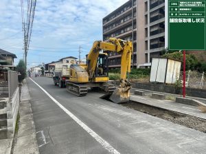 写真５　開削部施工状況（舗装版取壊状況）